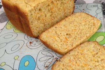 Pão sem glúten com cenoura e cebola na máquina de pão