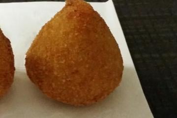 Coxinha com massa de farinha e batata
