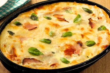 Lasanha de presunto e queijo com molho de tomate simples e gratinado perfeito