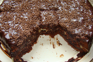 Bolo trufado de brigadeiro branco e preto