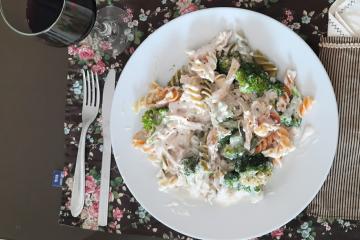 Macarrão com brócolis e creme branco