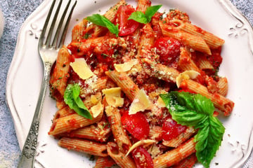 Macarrão integral com atum em lata e molho de tomate