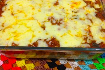 Macarrão ao molho branco e vermelho