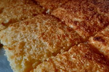 Mané Pelado (bolo de mandioca, queijo e coco)