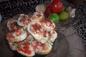 Torrada com vinagrete e queijo