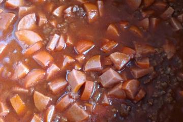Molho de cachorro quente com carne moída, salsicha e bacon