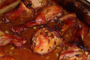 Coxa e sobre coxa de frango assada ao vinho