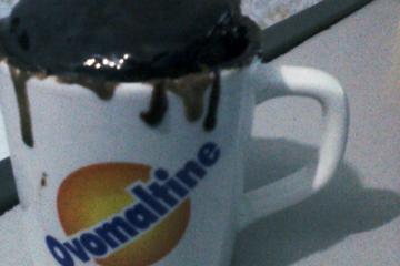 Bolo de caneca com cobertura