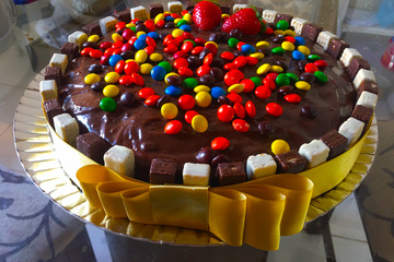 Bolo de chocolate com recheio de morango e palitinhos