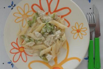 Macarrão ao molho branco com Frango e Brócolis