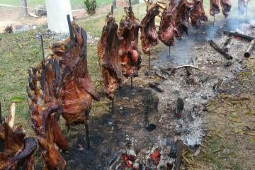 Comida de peão feita no fogo de chão em Barretos: você tem que provar essa  deliciosa tradição! - TudoGostoso