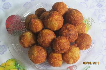 Bolinho de arroz recheado com queijo
