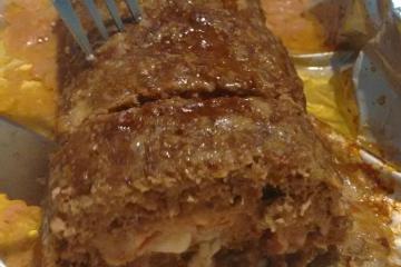 Rocambole de carne moída com queijo e presunto