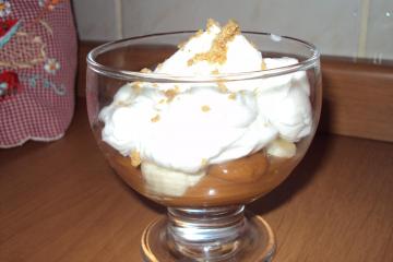 Taça de banana com chantilly