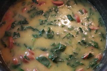 Caldo de fubá com couve e linguiça toscana