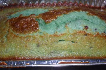 Bolo de cenoura com uvas passas
