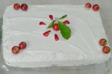 Bolo de acerola confeitado