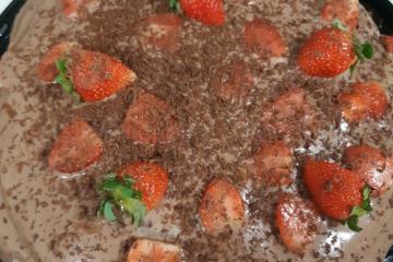 Bolo de chocolate com morango