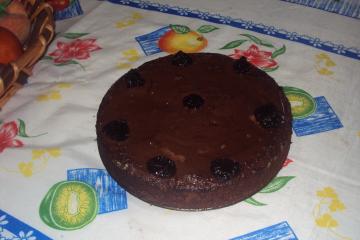 Bolo de chocolate com ameixas