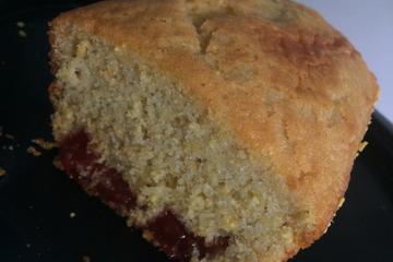 Bolo de fubá com goiabada fácil
