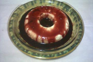 Manjar branco com calda de vinho