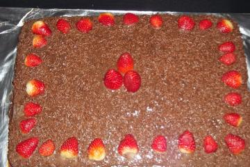 Bolo de chocolate com morango