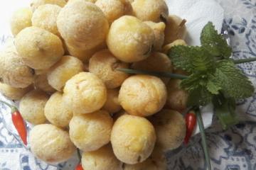 Bolinho de fruta pão com bacalhau