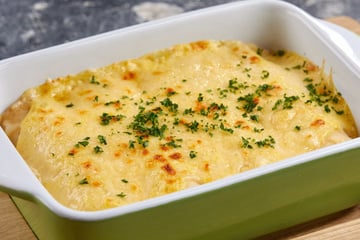 Lasanha de frango desfiado com molho branco cremoso que não resseca no forno