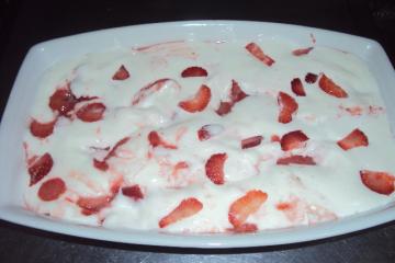 Sobremesa rápida de morango com creme