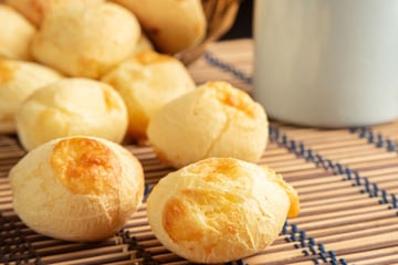 Pão de queijo com 2 ingredientes na airfryer: lanche prático perfeito para uma pessoa