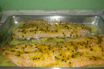 Salmão ao molho de maracujá