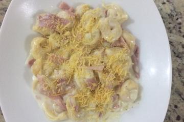 Capeletti ao molho branco e presunto