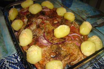 Atum ao forno com batatas gratinadas