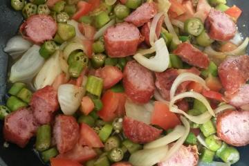 Quiabo com lingüiça