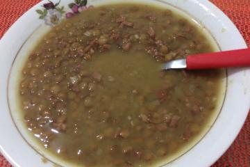 Sopa de lentilha com linguiça