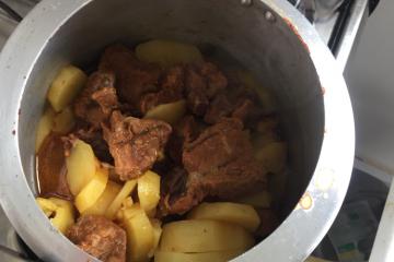 Carne de panela com batata