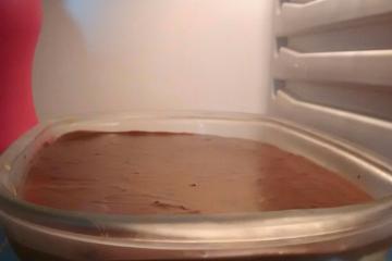 Mousse de maracujá com cobertura de chocolate