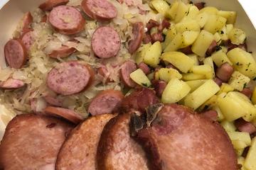 Chucrute com bisteca kassler e batatas