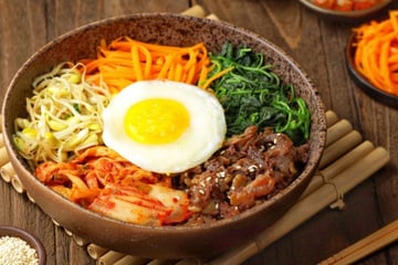 Bibimbap tradicional coreano de arroz misturado com carne, legumes e ovo frito