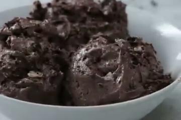 Sorvete de biscoito de chocolate recheado com baunilha