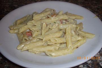 Macarrão penne ao molho de peixe
