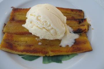 Banana da terra frita com açúcar, canela e sorvete de creme (Hotel Vila Naiá)