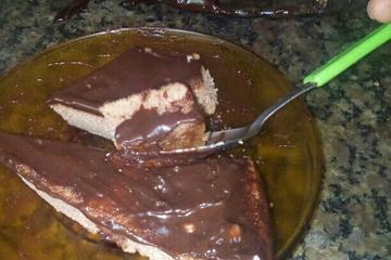 Bolo de chocolate e calda de chocolate