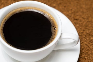 Café coado simples, intenso e sem gosto residual do filtro de papel