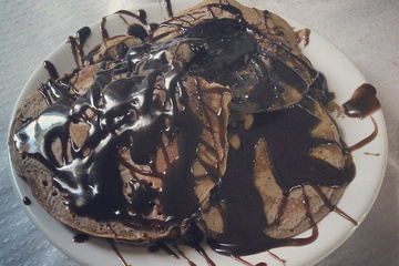Waffles de chocolate com cobertura de chocolate