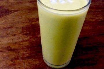 Vitamina prática de abacate com banana