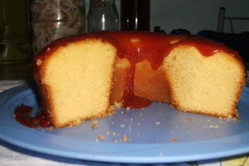Bolo de milho com calda de goiabada