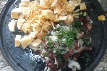 Carne seca com aipim e queijo