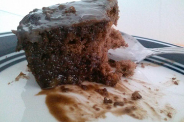 Bolo de chocolate com banana e nozes