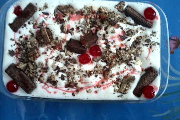 Torta de bis com sorvete de chocolate branco